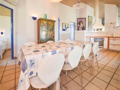 Five-bedroom Holiday Home In Blavand