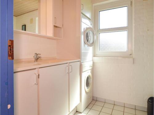Five-bedroom Holiday Home In Blavand