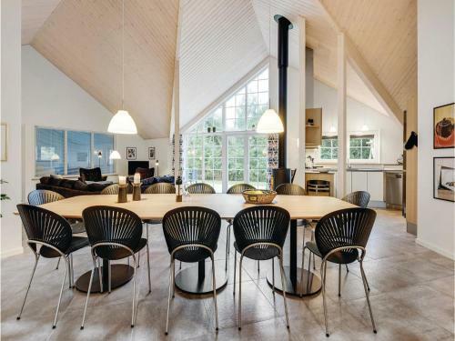 Six-bedroom Holiday Home In Blavand