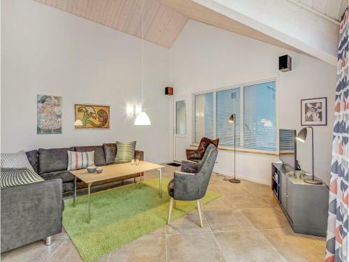Six-bedroom Holiday Home In Blavand