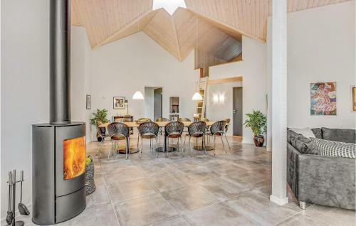 Six-bedroom Holiday Home In Blavand