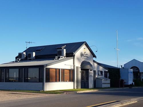 La Maison Riviere - The River House Bed & Breakfast