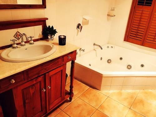 Hostal Cadaghi Cottage