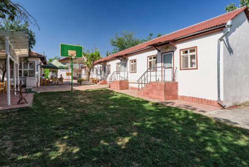 Hostal John & Tanya Ivanovka Guesthouse