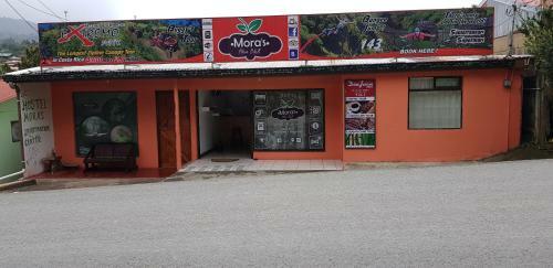 Albergue Mora's Place B&B
