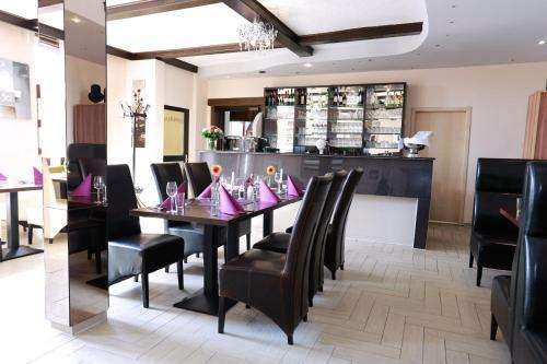 Hostal Hotel Zwei&vierzig
