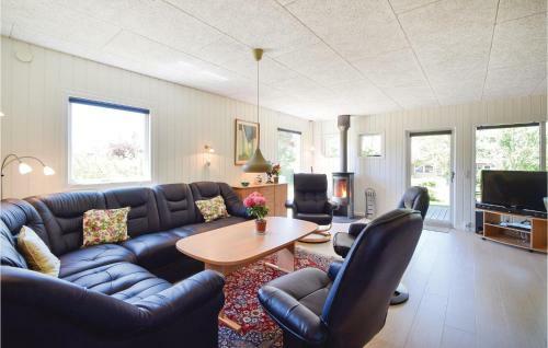 Three-bedroom Holiday Home In Farvang