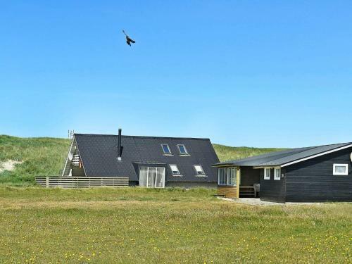 Three-bedroom Holiday Home In Harbo�re 2