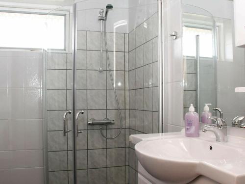 Three-bedroom Holiday Home In Harbo�re 9