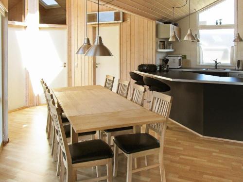 Three-bedroom Holiday Home In Harbo�re 21