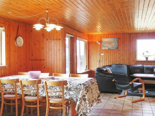 Three-bedroom Holiday Home In Harbo�re 6