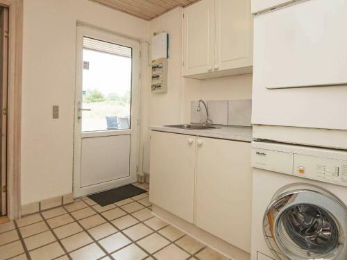 Three-bedroom Holiday Home In Bl�vand 27