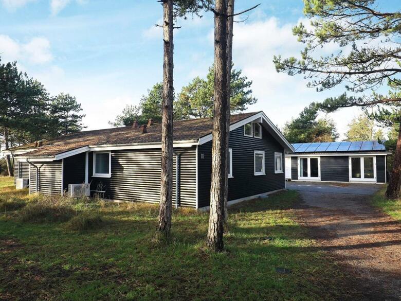 Six-bedroom Holiday Home In Humble