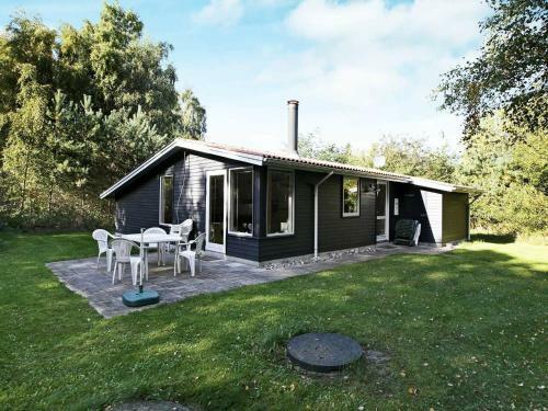 Three-bedroom Holiday Home In Oksb�l 4