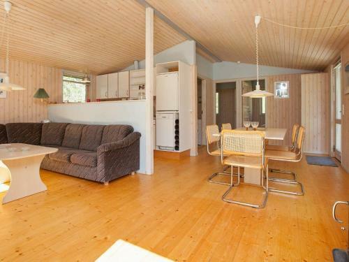 Three-bedroom Holiday Home In Oksb�l 4