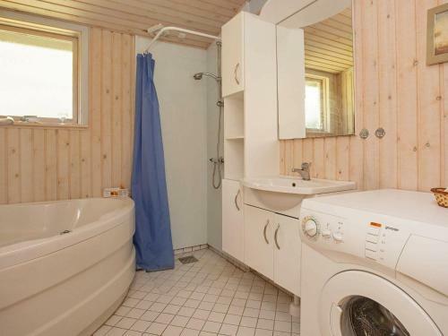 Three-bedroom Holiday Home In Oksb�l 4