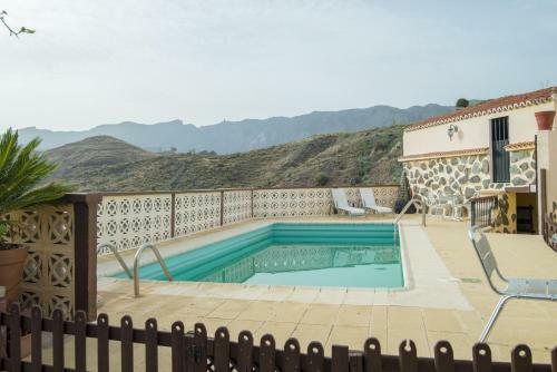 Lightbooking- Mountain & Pool