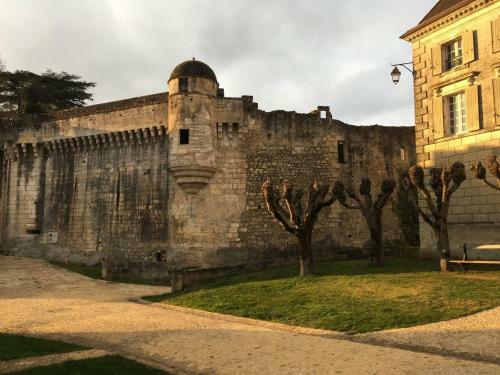 Au Pied Du Chateau
