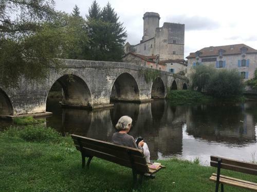 Au Pied Du Chateau