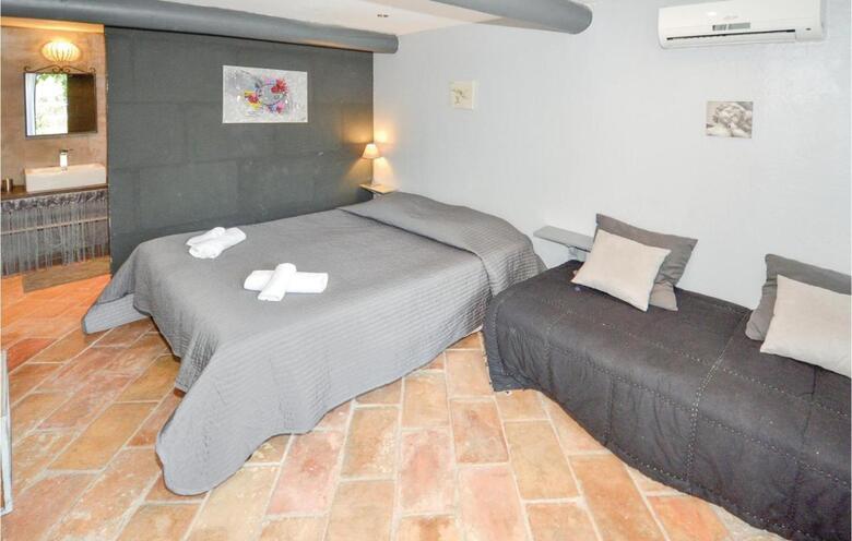 Six-bedroom Holiday Home In Cavaillon