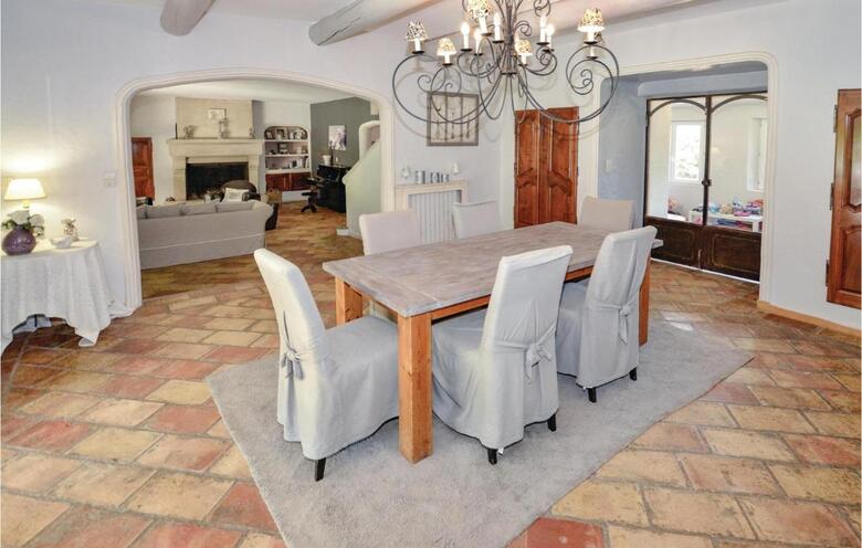 Six-bedroom Holiday Home In Cavaillon