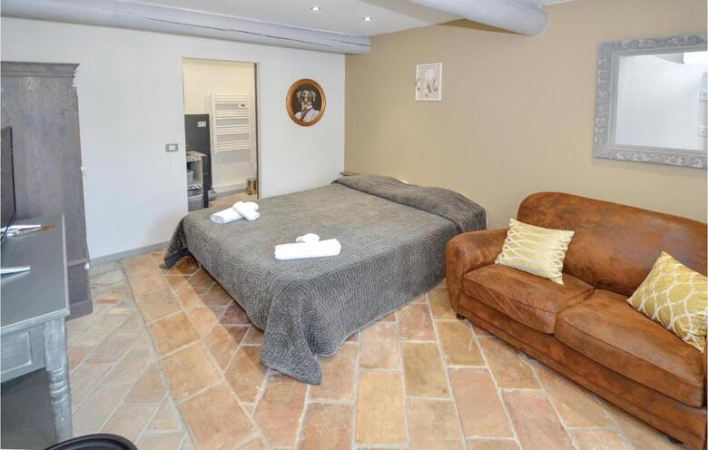 Six-bedroom Holiday Home In Cavaillon