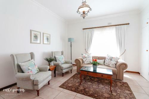 Hostal A Tuscan Villa Guest House