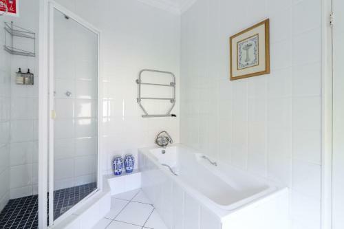 Hostal A Tuscan Villa Guest House