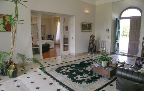 Six-bedroom Holiday Home In Cherval