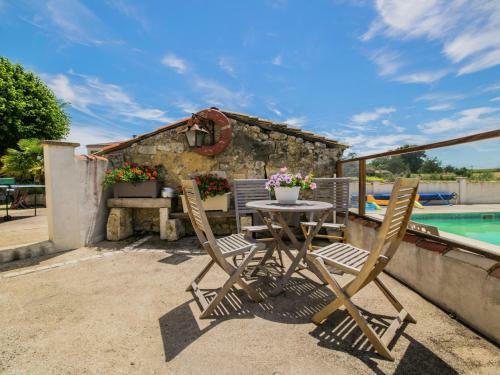 Cozy Holiday Home In Fleac-sur-seugne With Pool