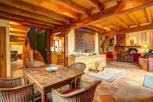 Saint-andre-de-najac Villa Sleeps 8 Pool Wifi