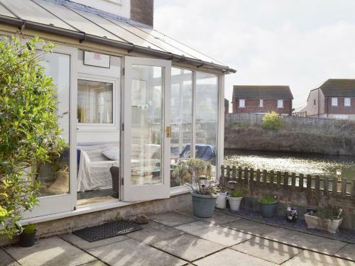 Water's Edge Holiday Home