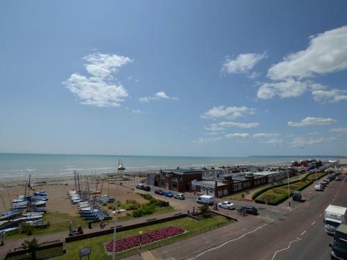 Panoramic Apartment In Bexhill Kent With Balcony