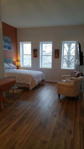 Apartamento Canalside Restaurant, Inn & Kitchen Store