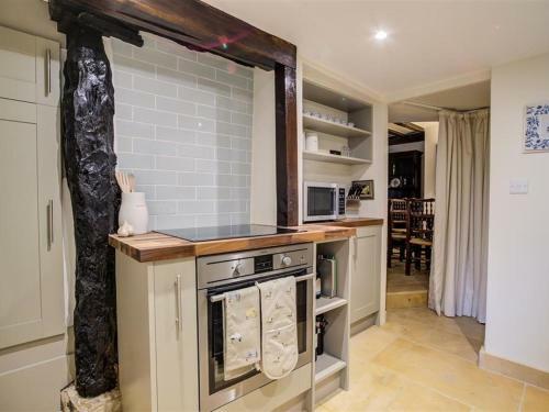 2 Lawrence Lane, Burford