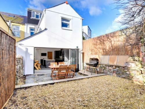 Holiday Home Ty Pontcanna