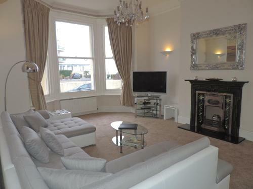 3 Queens Gardens Sea View Apartment