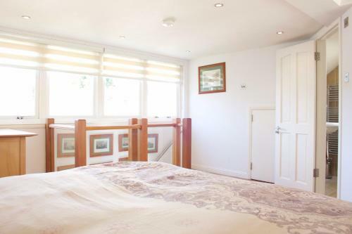 Apartamento 2 Bedroom House With Free Parking Sleeps 4