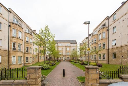 2 Bedroom Apartment Near City Centre Sleeps 4