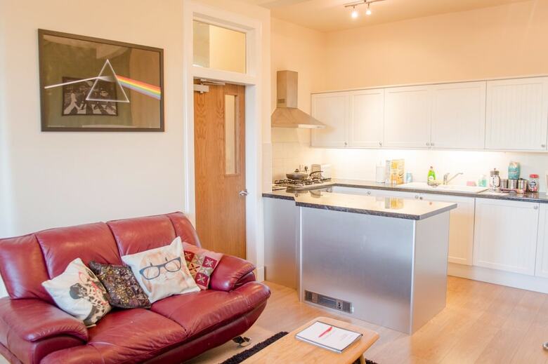 1 Bedroom Apartment Overlooking Park