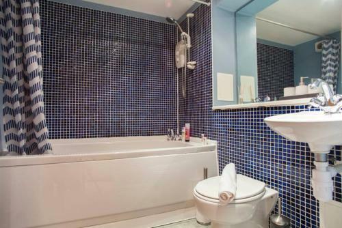 1 Bedroom West End Apartment Sleeps 4