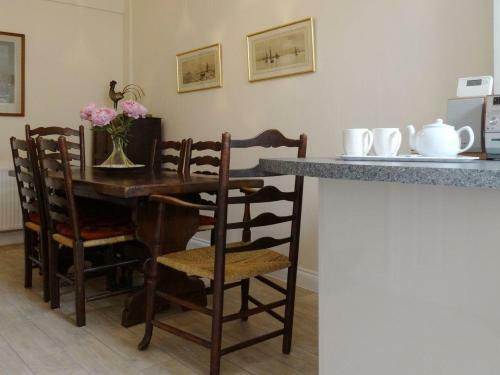 2 Carlton Mews