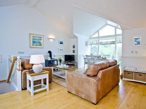 2 Edith Mews