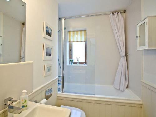 2 Edith Mews