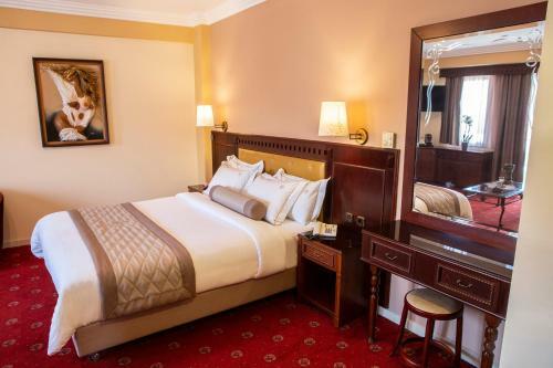 Pella Hotel