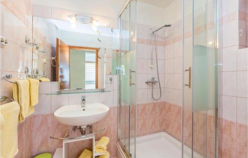 Two-bedroom Apartment In Karlobag
