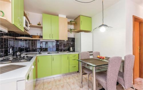 Two-bedroom Apartment In Karlobag