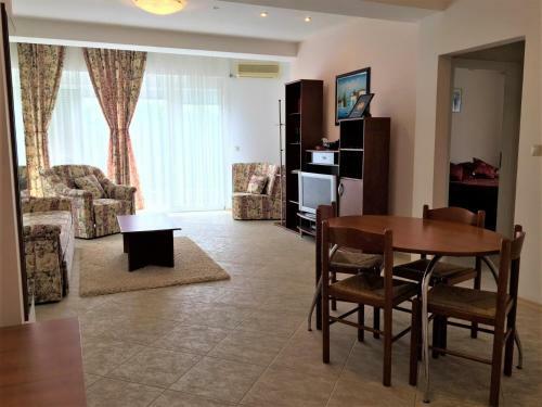 Club Topaz Apartments