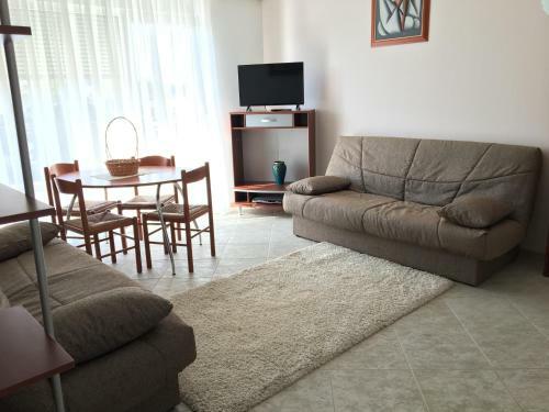 Club Topaz Apartments