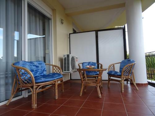 Club Topaz Apartments